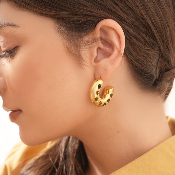 NEW💎18K Gold Plated Hollow Heart Design Chunky Hoop Earrings* - Picture 2 of 10